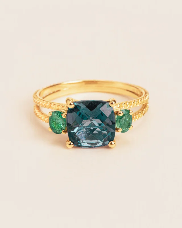 Women’s Stackable Rings-Chain textured 18K Gold Ring w. Topaz & Emerald